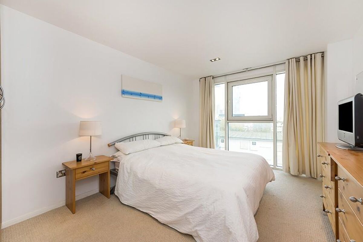 flat to rent in City Tower, Limeharbour, Nr Canary Wharf, London, E14