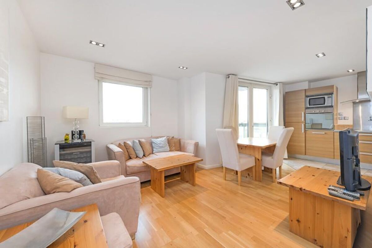 flat to rent in City Tower, Limeharbour, Nr Canary Wharf, London, E14
