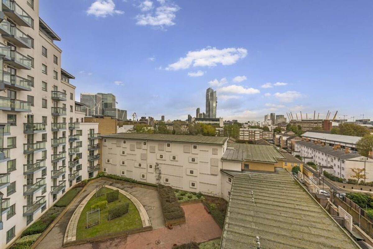 flat to rent in City Tower, Limeharbour, Nr Canary Wharf, London, E14