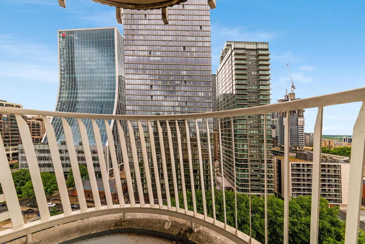 flat to rent in Cascades Tower, Westferry Road, London, E14