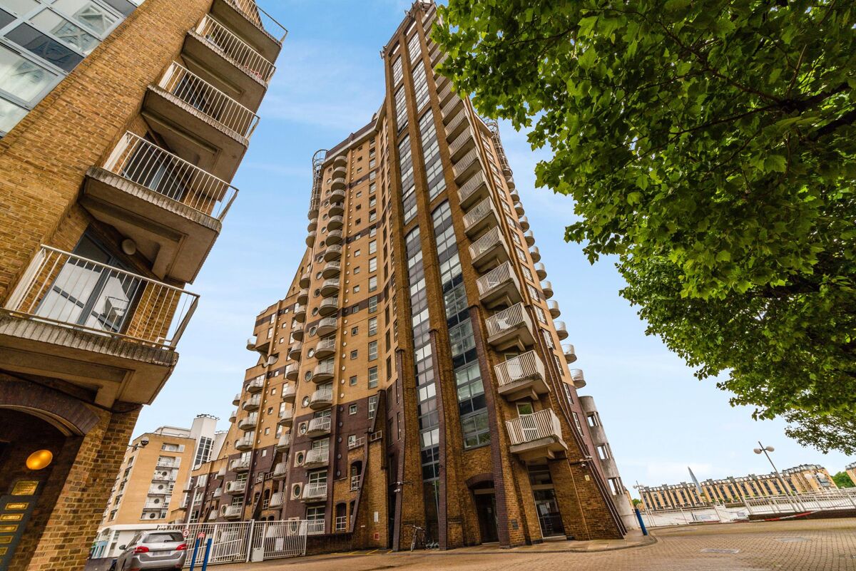 flat to rent in Cascades Tower, Westferry Road, London, E14