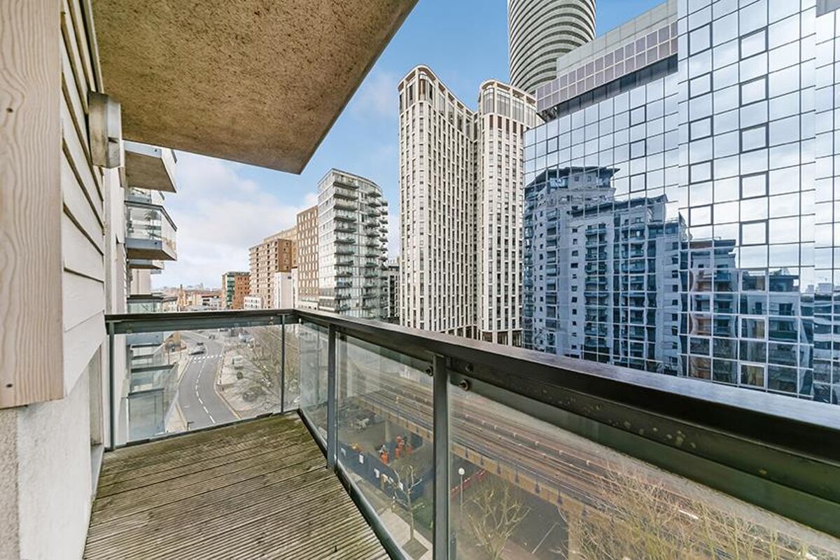 flat to rent in City Tower, Limeharbour, London, E14 CWQ012266822