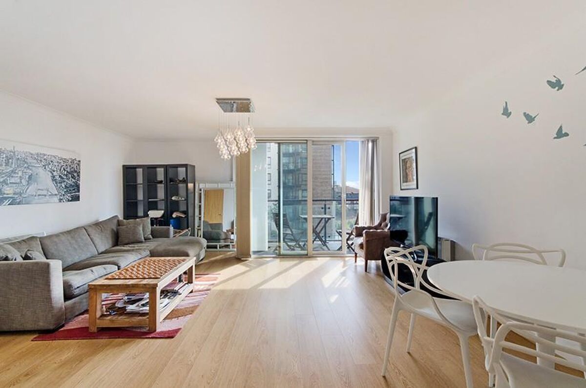 flat to rent in Boardwalk Place, Trafalgar Way, London, E14