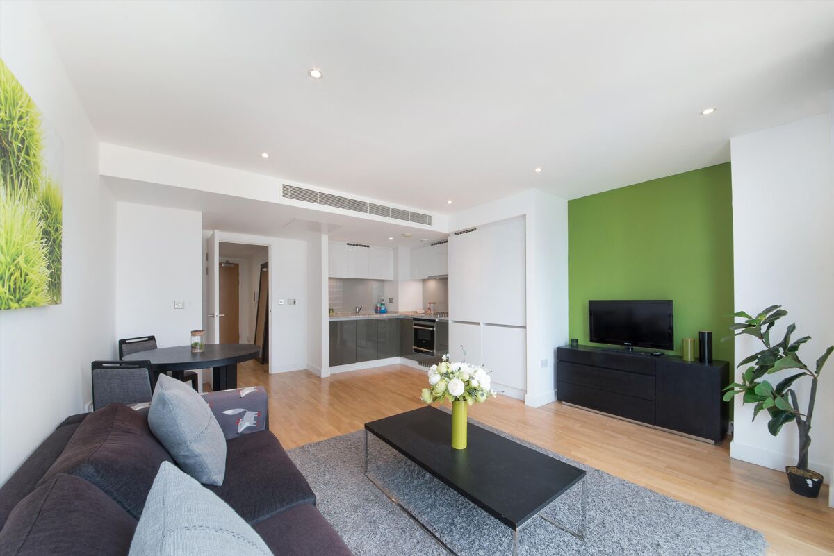 flat to rent in Landmark East Tower, Marsh Wall, Nr Canary Wharf