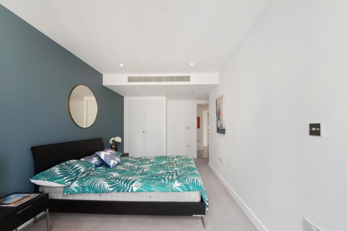 flat to rent in Landmark East Tower, Marsh Wall, Nr Canary Wharf