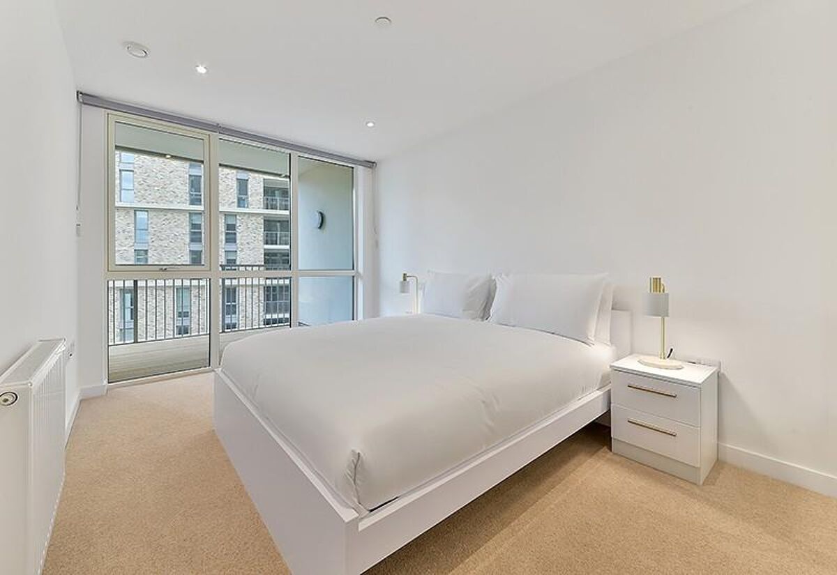 flat to rent in Discovery Tower, Terry Spinks Place, Canning Town