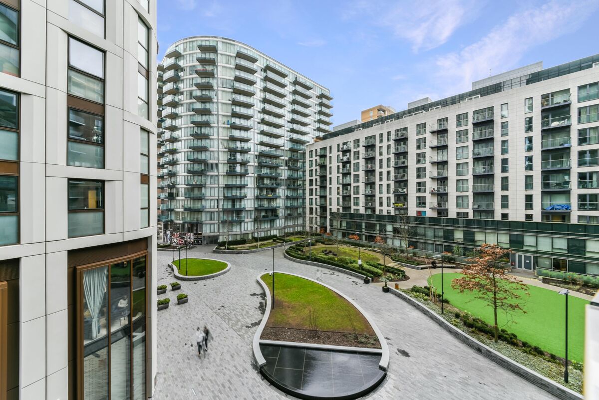 flat to rent in Arena Tower, Crossharbour Plaza, London, E14