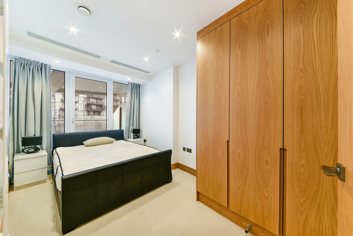 flat to rent in Arena Tower, Crossharbour Plaza, London, E14