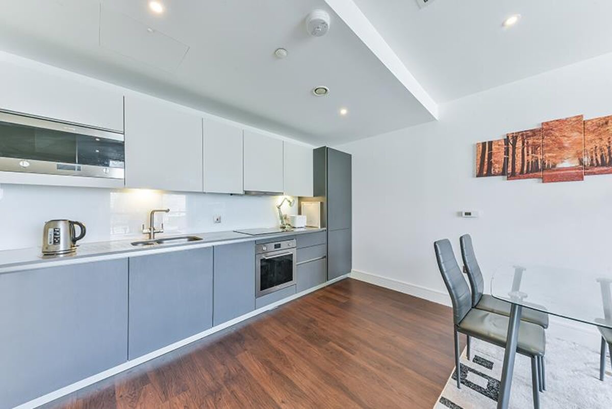 flat to rent in Maine Tower, 9 Harbour Way, London, E14 CWQ012323167