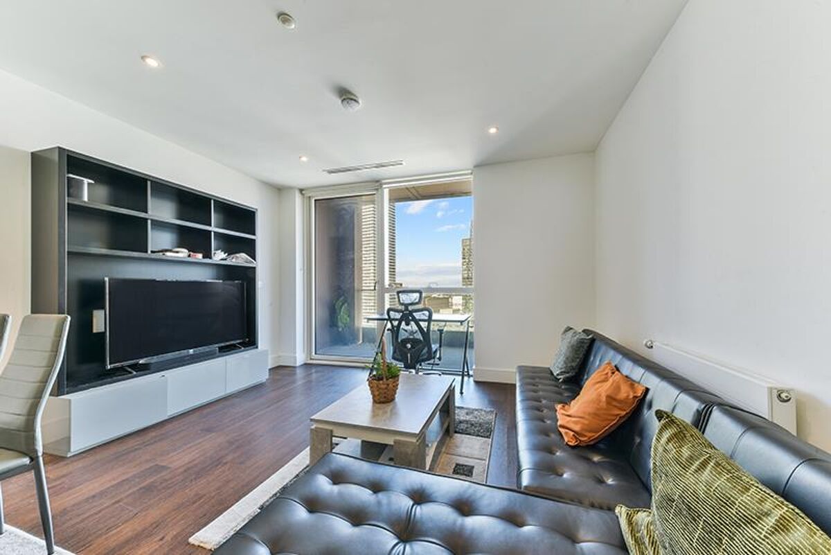 flat to rent in Maine Tower, 9 Harbour Way, London, E14 CWQ012323167