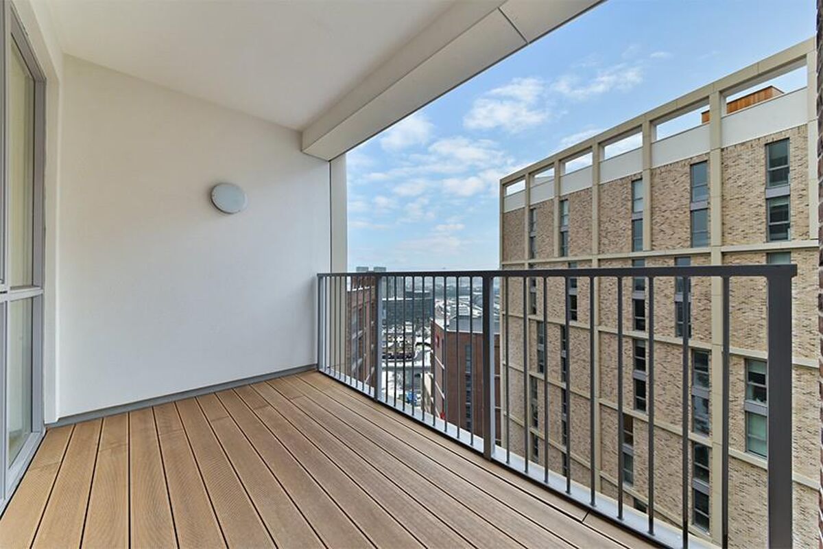 flat to rent in Discovery Tower, Terry Spinks Place, Canning Town