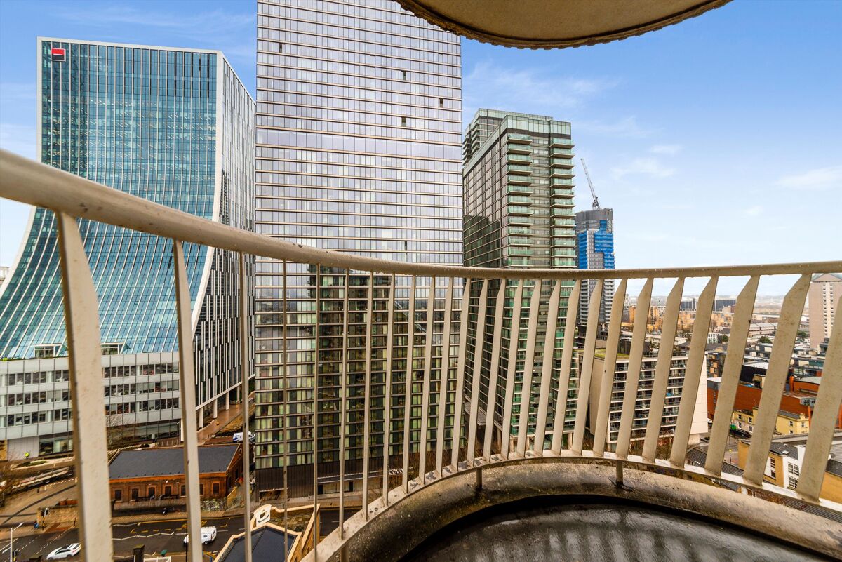 flat to rent in Cascades Tower, Westferry Road, London, E14