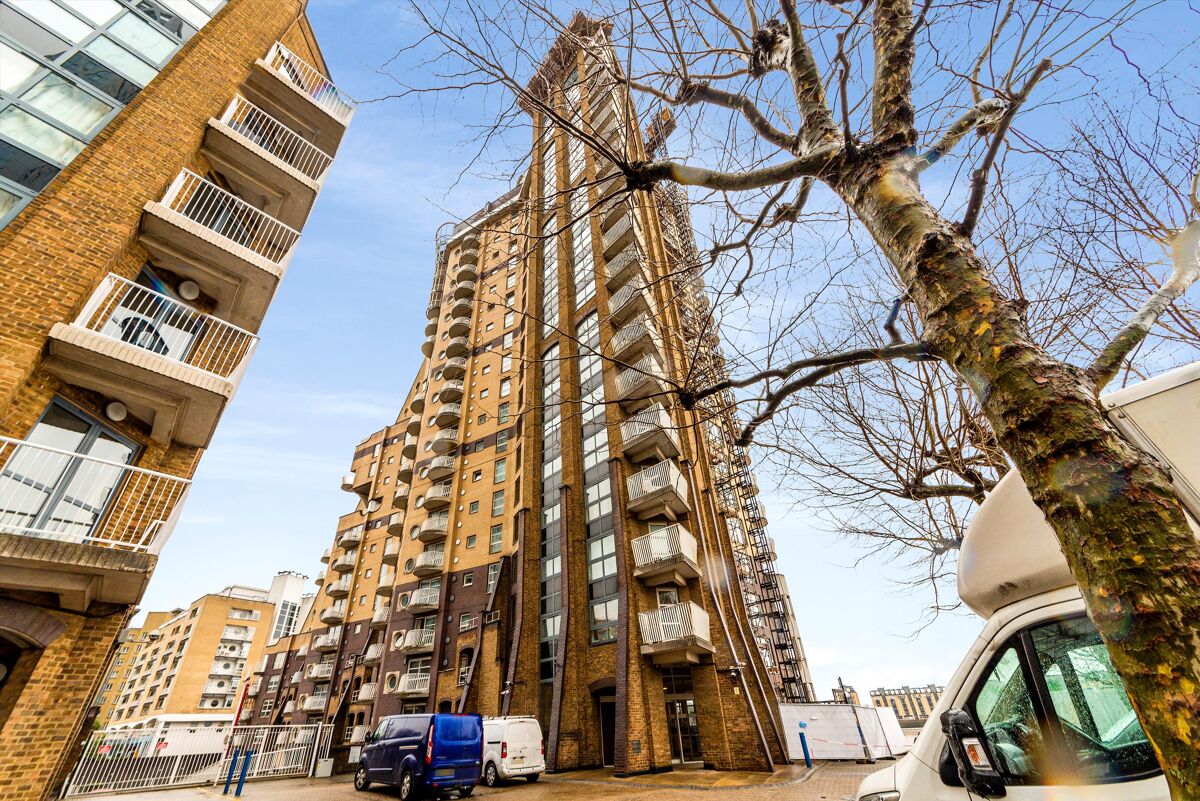flat to rent in Cascades Tower, Westferry Road, London, E14