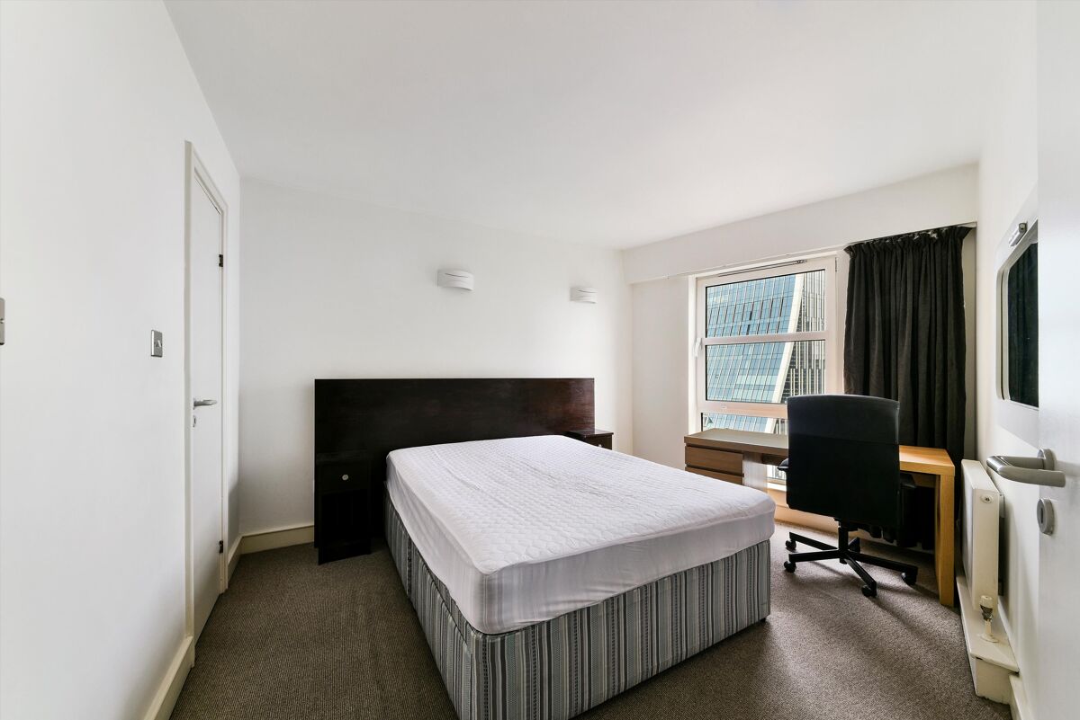 flat to rent in Cascades Tower, Westferry Road, London, E14