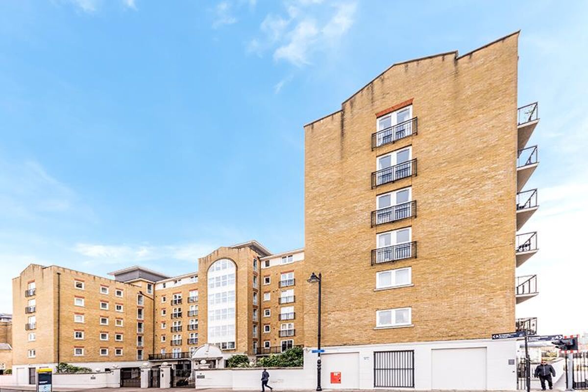 flat to rent in Victoria Wharf, Narrow Street, Limehouse, London, E14
