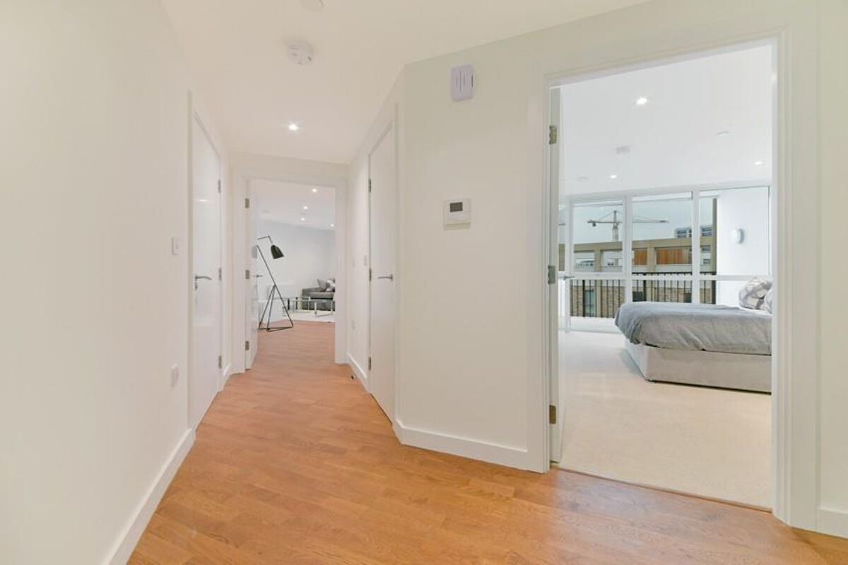 flat to rent in Discovery Tower, Terry Spinks Place, Canning Town