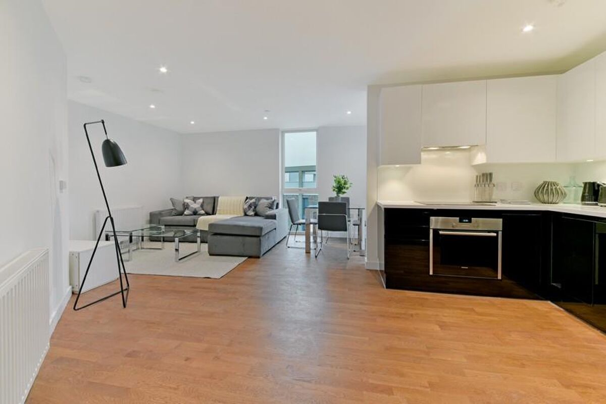 flat to rent in Discovery Tower, Terry Spinks Place, Canning Town