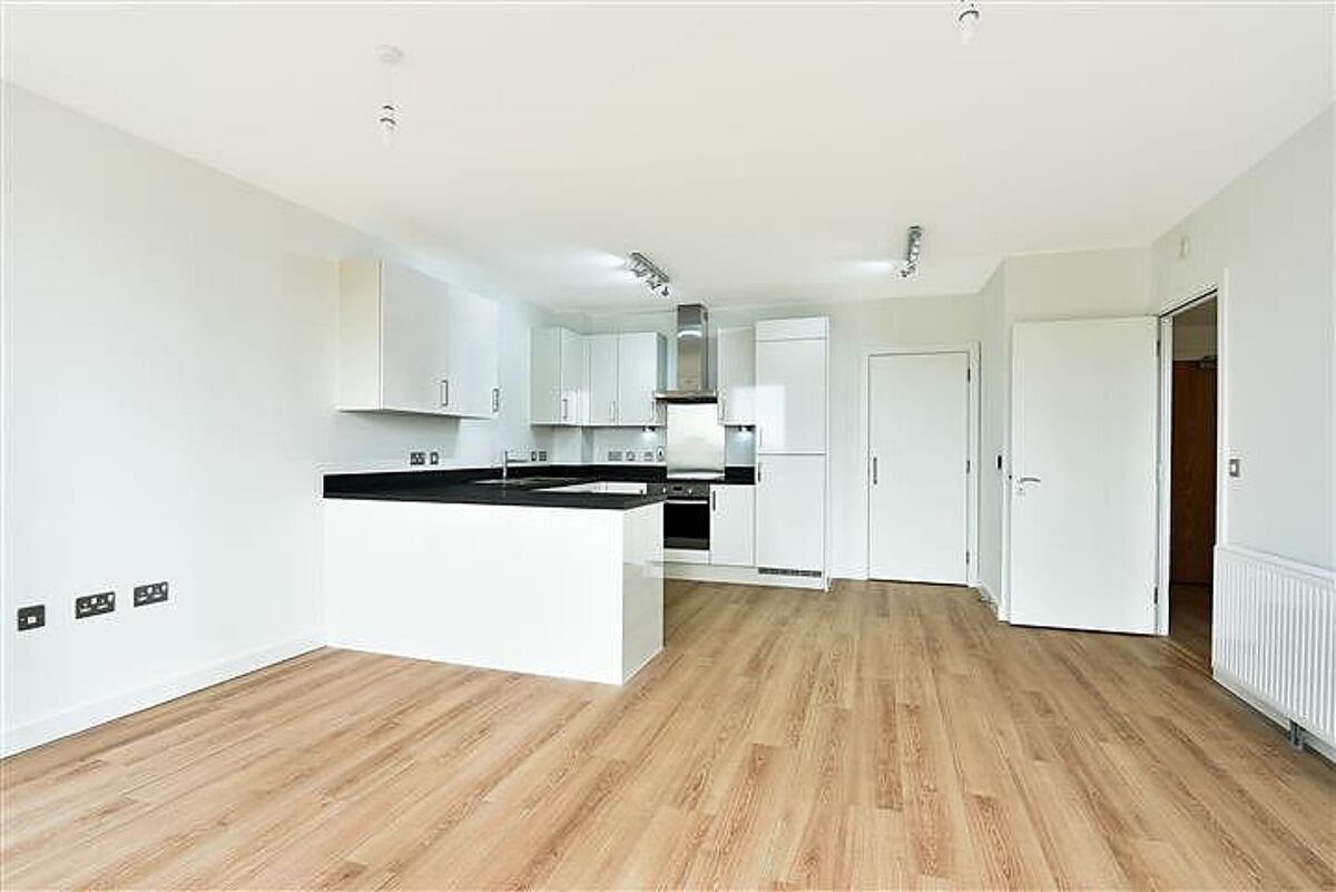 flat to rent in Eddington Court, Silvertown Square, Canning Town