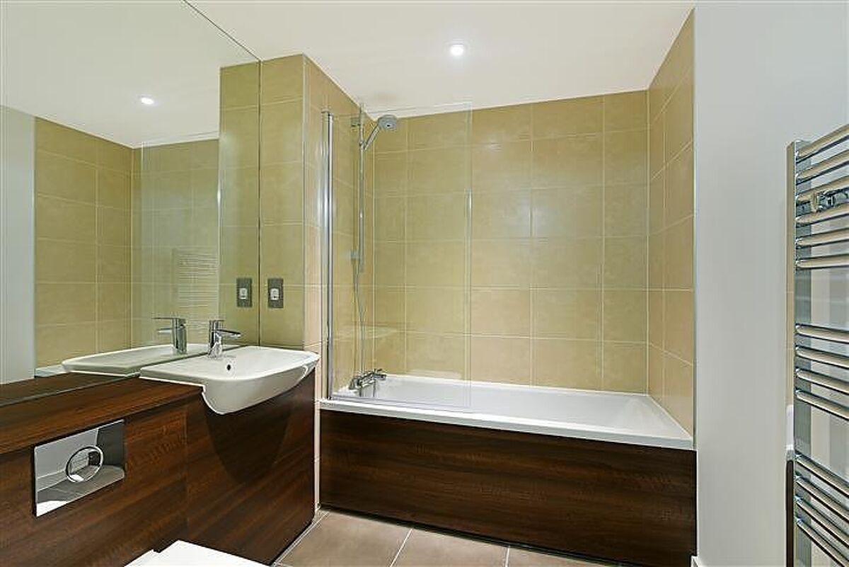 flat to rent in Eddington Court, Silvertown Square, Canning Town