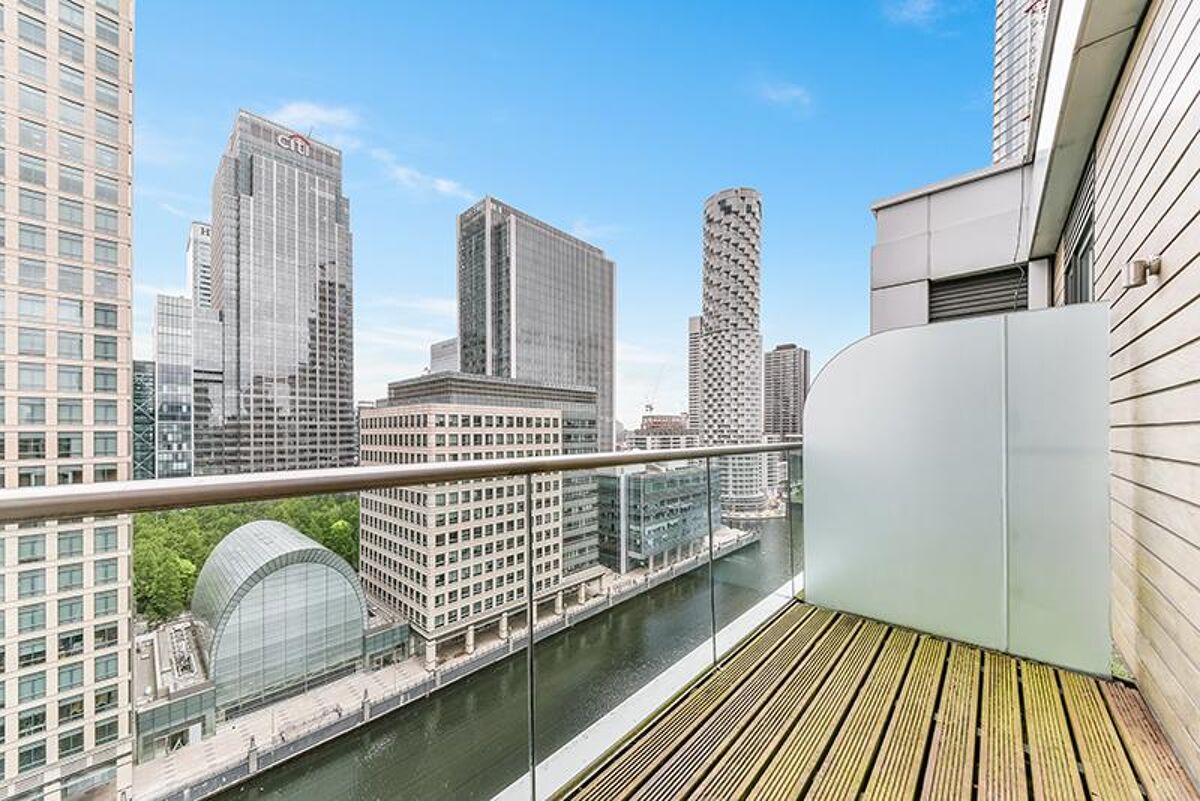 flat to rent in Discovery Dock Apartments West, South Quay Square, Nr