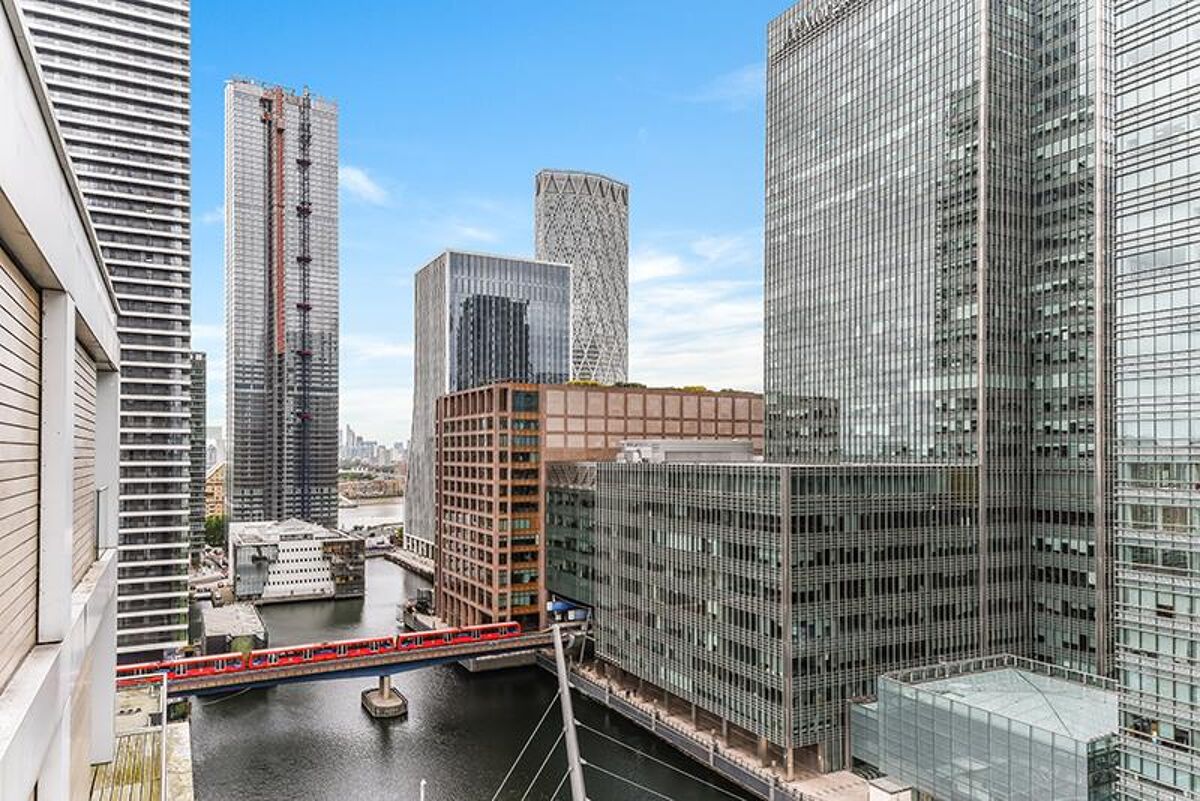 flat to rent in Discovery Dock Apartments West, South Quay Square, Nr