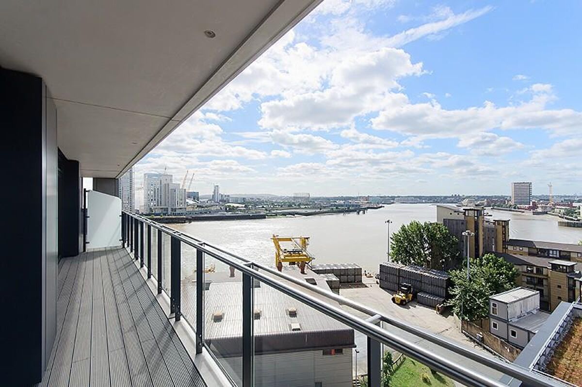 flat to rent in Horizons Tower, Yabsley Street, Nr Canary Wharf, London