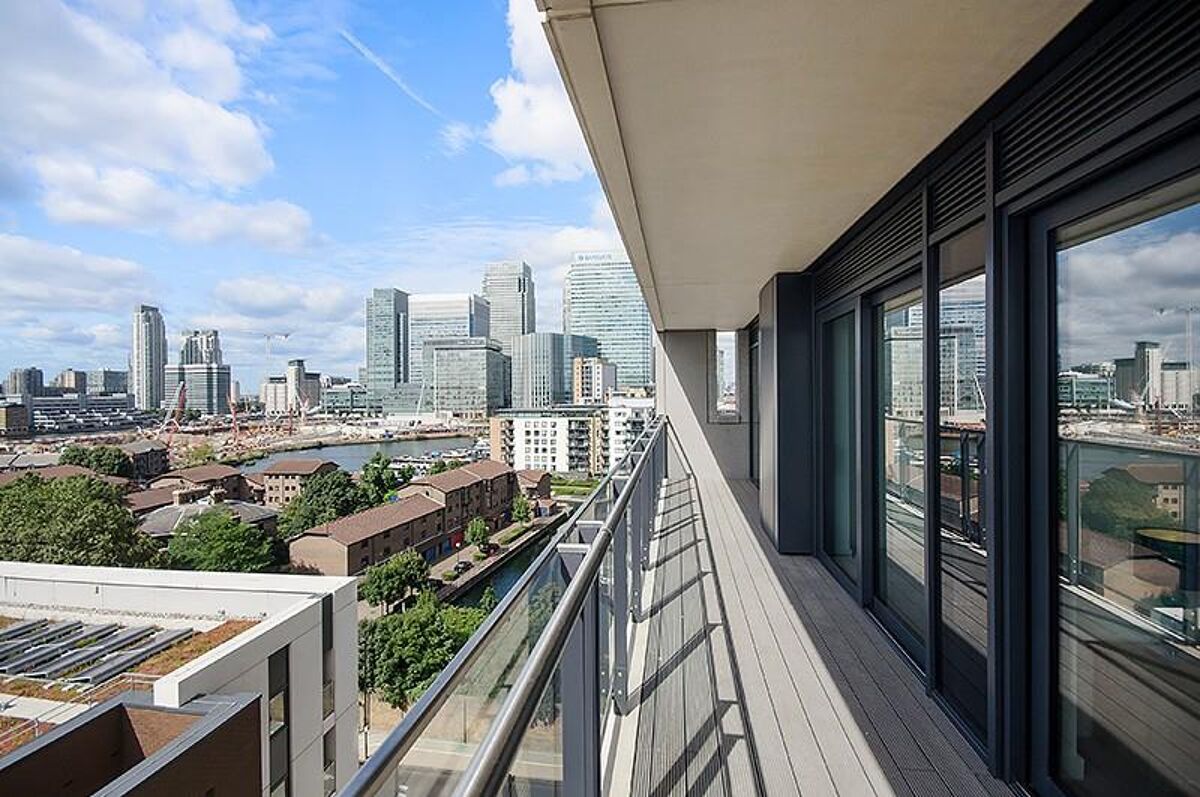 flat to rent in Horizons Tower, Yabsley Street, Nr Canary Wharf, London