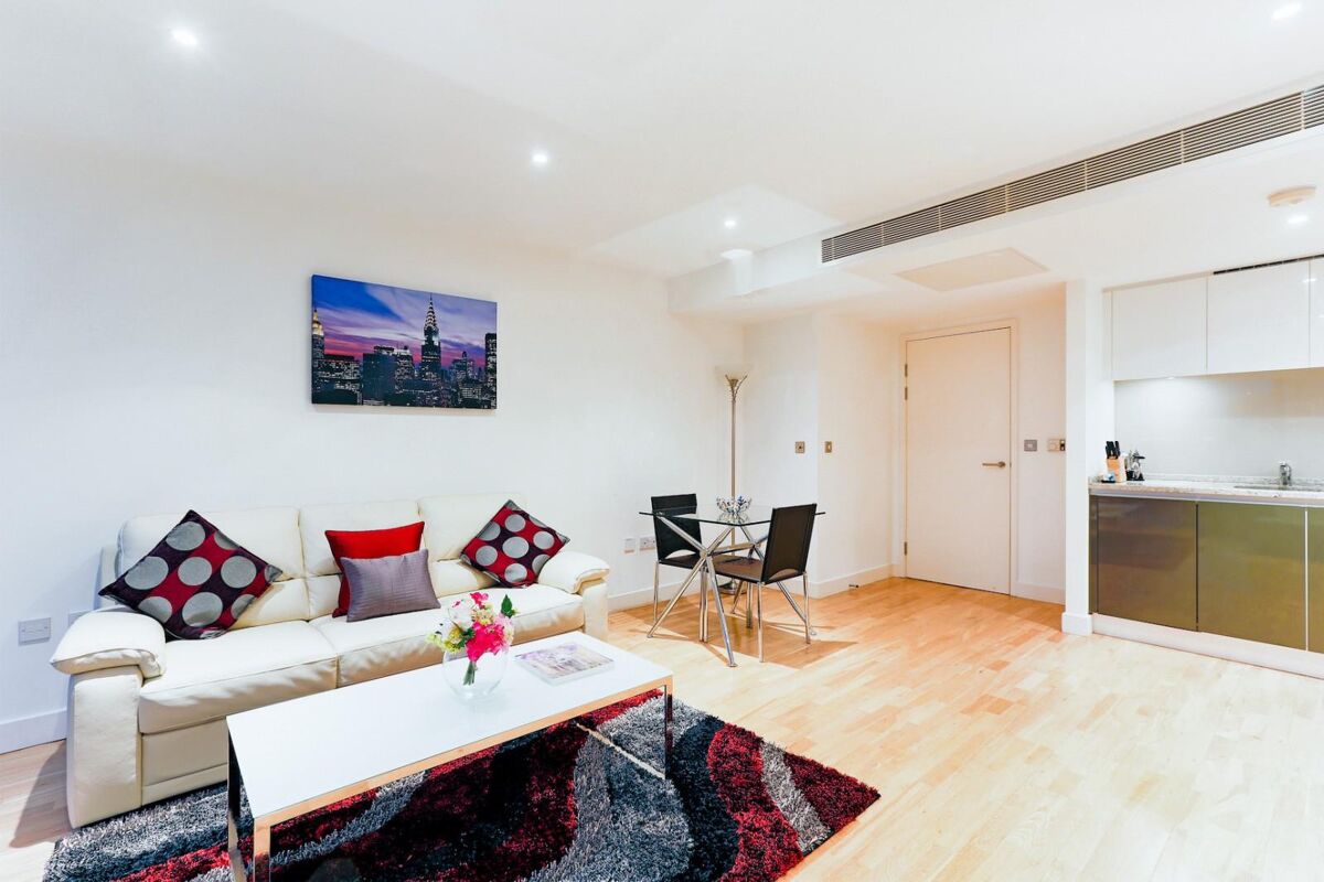 flat to rent in Landmark East Tower, 24 Marsh Wall, London, E14
