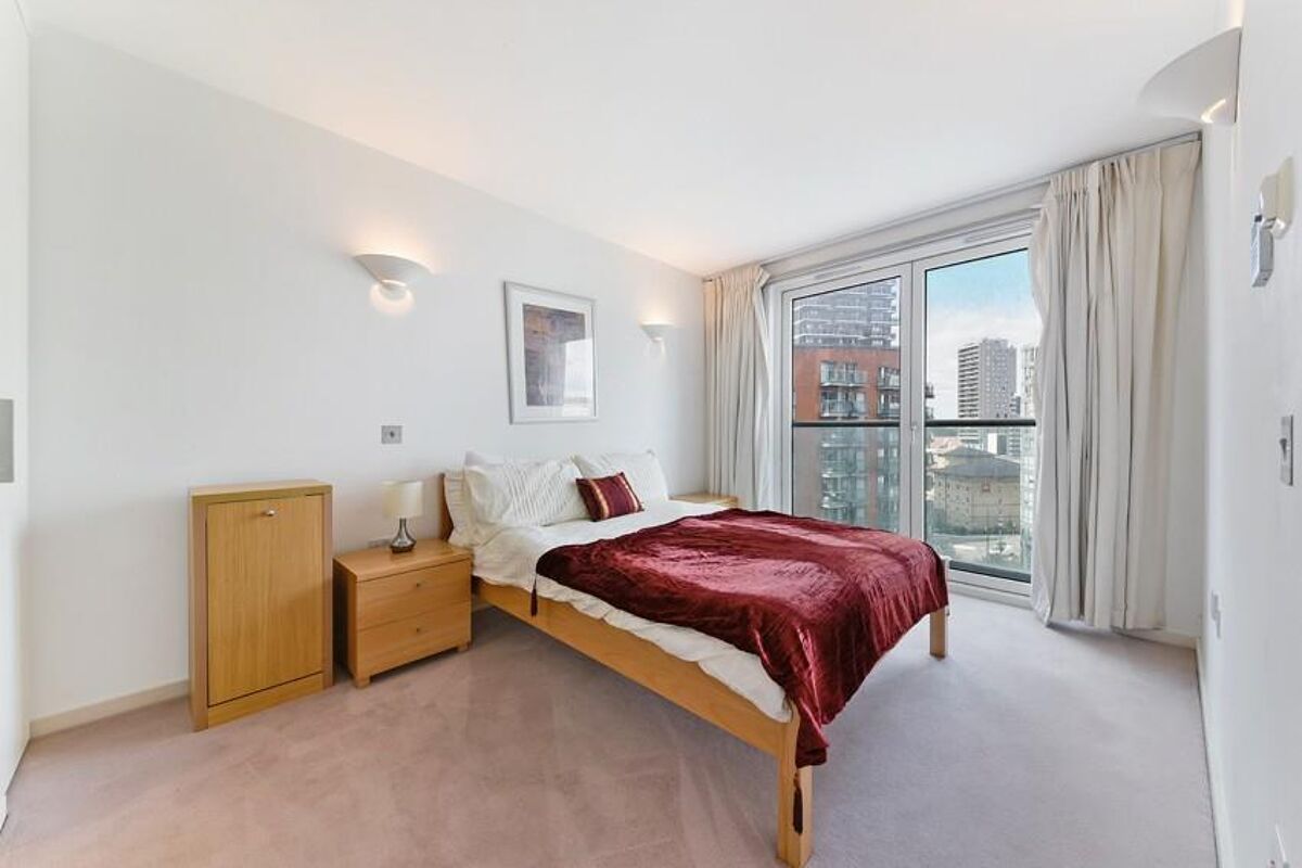 flat to rent in New Providence Wharf, Fairmont Avenue, London, E14