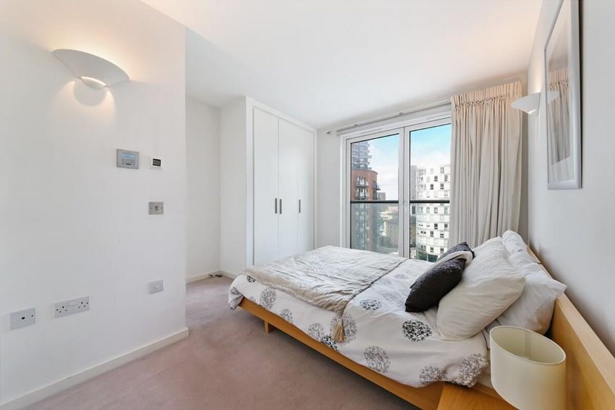 flat to rent in New Providence Wharf, Fairmont Avenue, London, E14