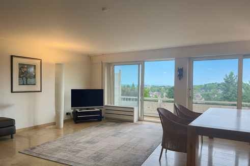 Picture of 5 bedroom house for sale.