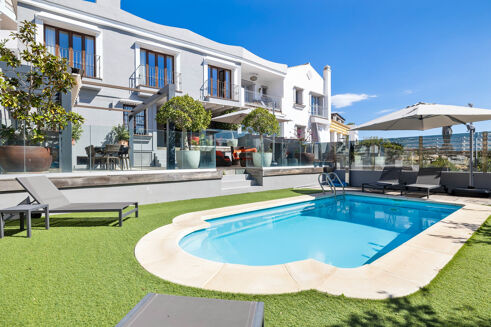 Picture of 5 bedroom town house for sale.