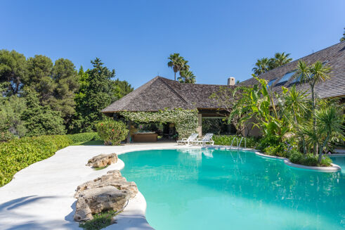 Picture of 6 bedroom villa for sale.