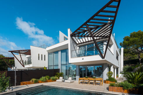 Picture of 4 bedroom villa for sale.