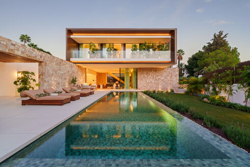 Picture of 5 bedroom villa for sale.