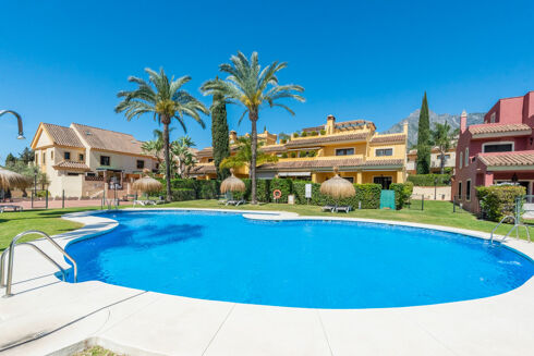 Picture of 4 bedroom town house for sale.