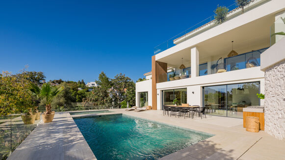 Picture of 6 bedroom villa for sale.
