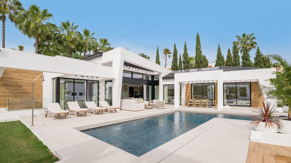 Picture of 6 bedroom villa for sale.