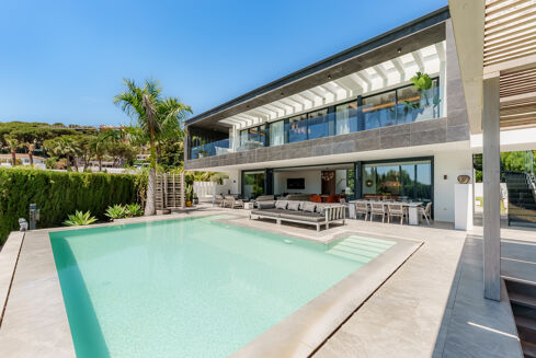Picture of 4 bedroom villa for sale.