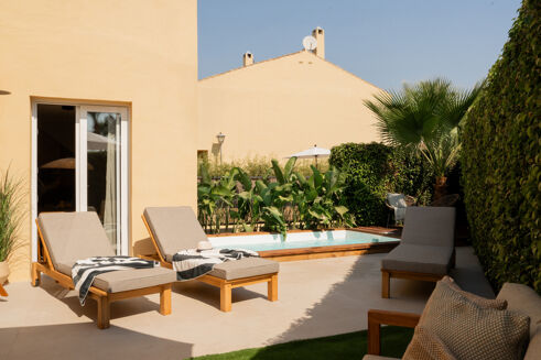 Picture of 4 bedroom townhouse for sale.
