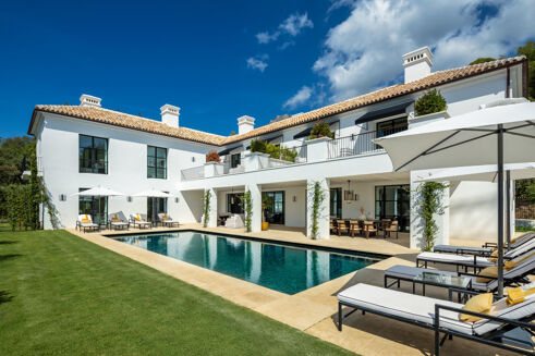Picture of 6 bedroom villa for sale.