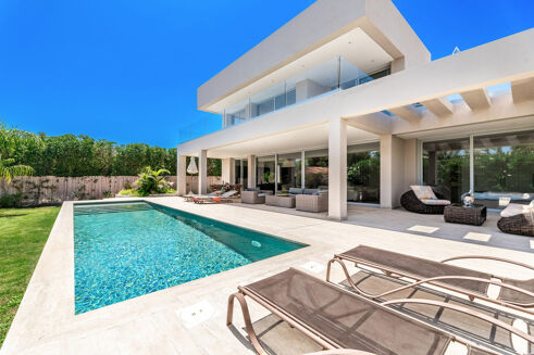 Picture of 5 bedroom villa for sale.