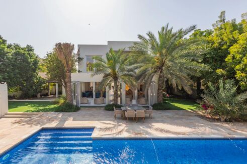 Picture of 5 bedroom villa for sale.