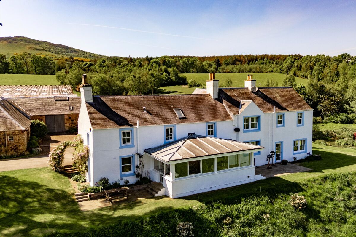 Bucolic Bliss: A Countryside Oasis Awaits 6