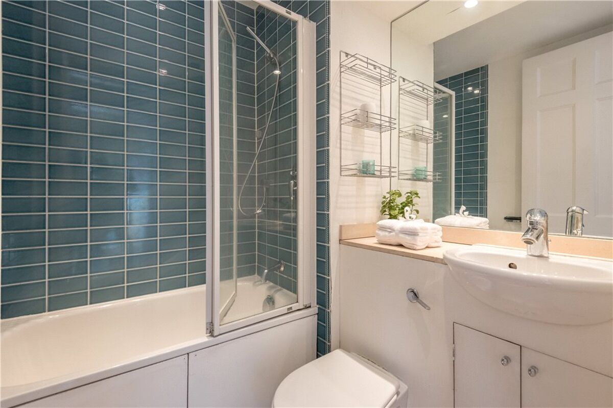 flat for sale in Leopold Place, New Town, Edinburgh, EH7 EDC170092