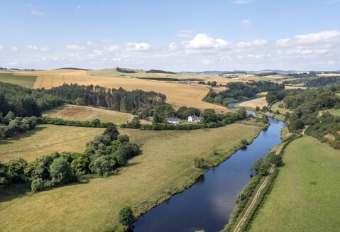 Picture of 5 bedroom farm/estate for sale.