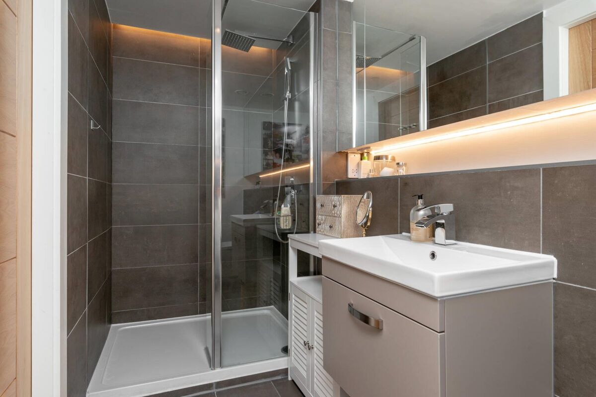 flat for sale in Warriston Road, Canonmills, Edinburgh, EH3