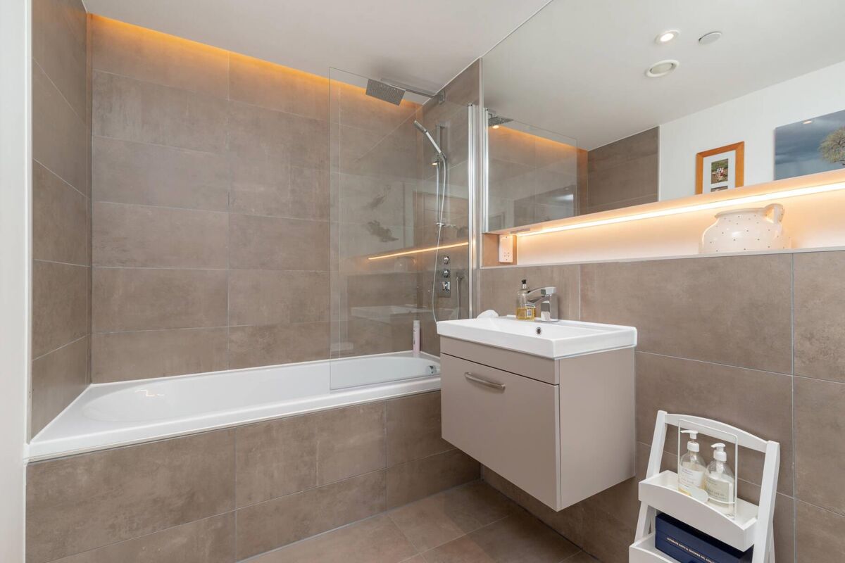 flat for sale in Warriston Road, Canonmills, Edinburgh, EH3