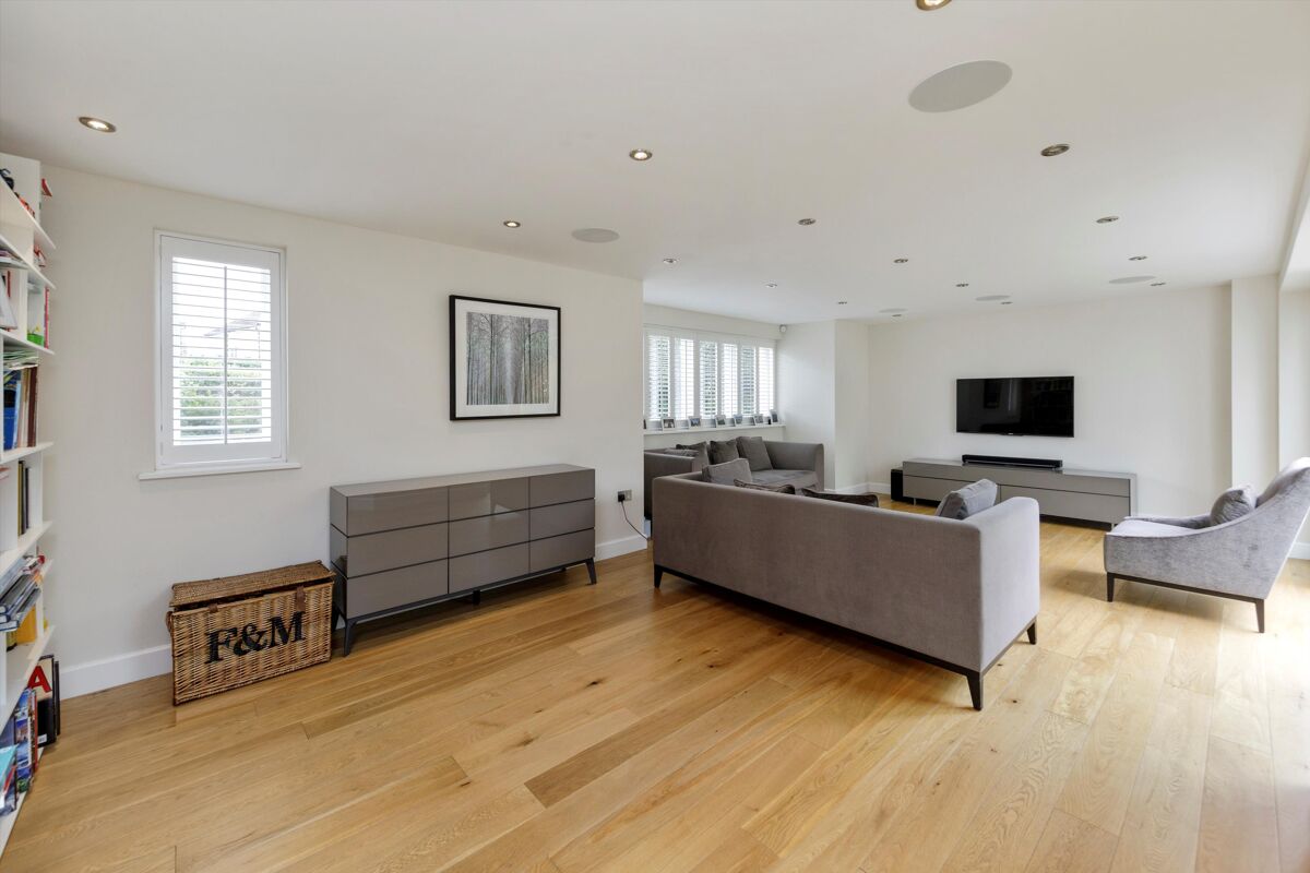 house for sale in Milbourne Lane, Esher, Surrey, KT10 ESH012015914