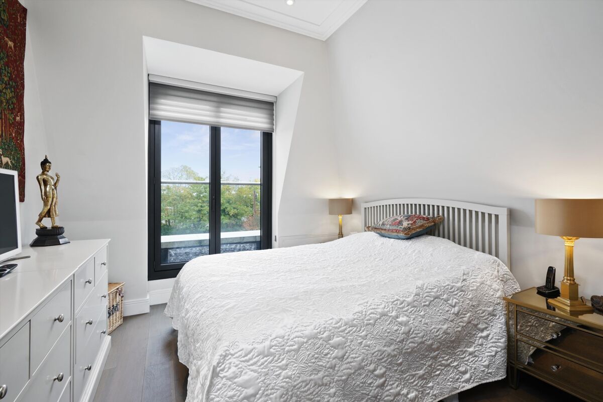 flat for sale in Portsmouth Road, Esher, Surrey, KT10 ESH012019178